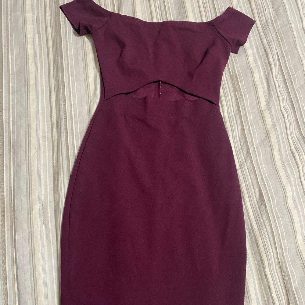 Burgundy dress off the shoulders with an open stomach